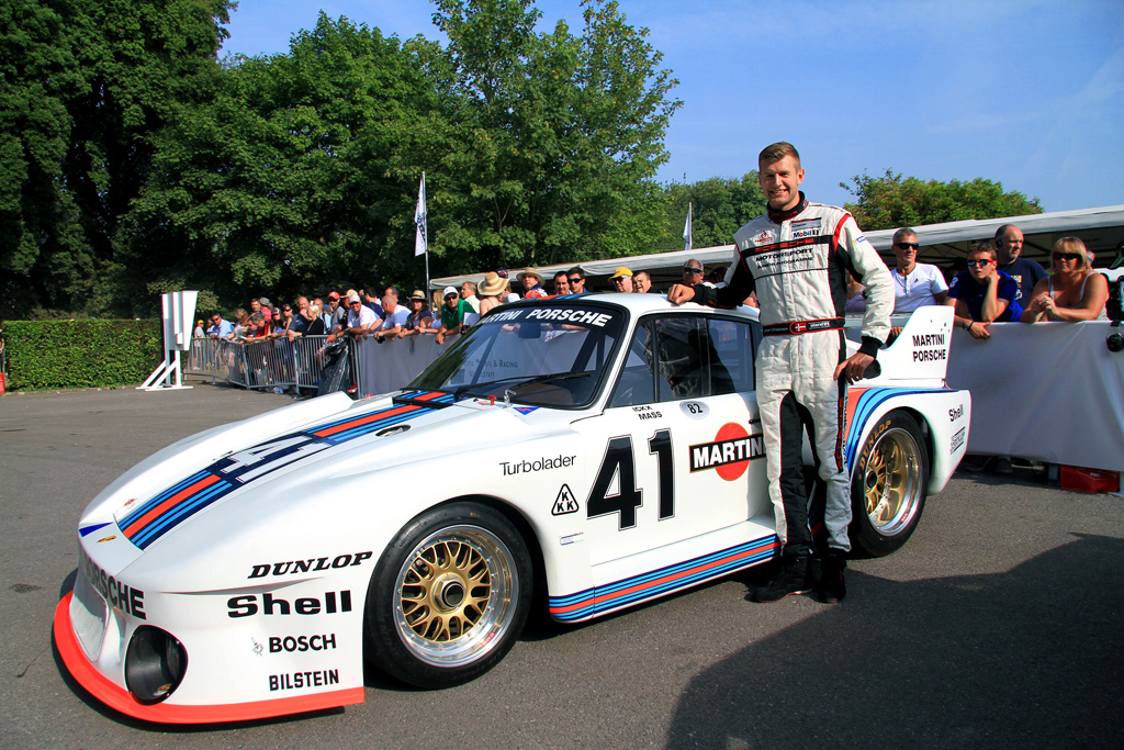 Michael Christensen foran en klassisk Porsche 935 på Goodwood
(Foto: Flemming Hansen)